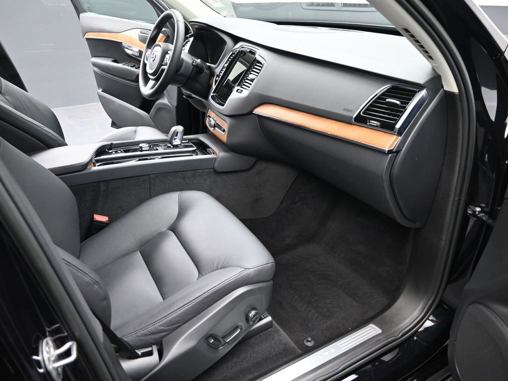Used 2023 Volvo XC90 B6 Plus image 22