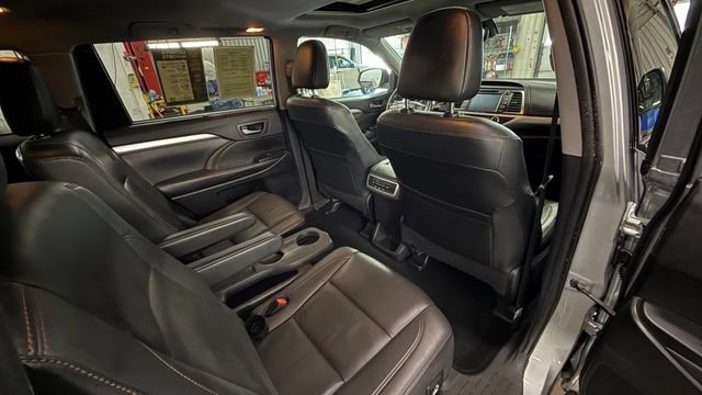 Used 2019 Toyota Highlander XLE FWD image 30