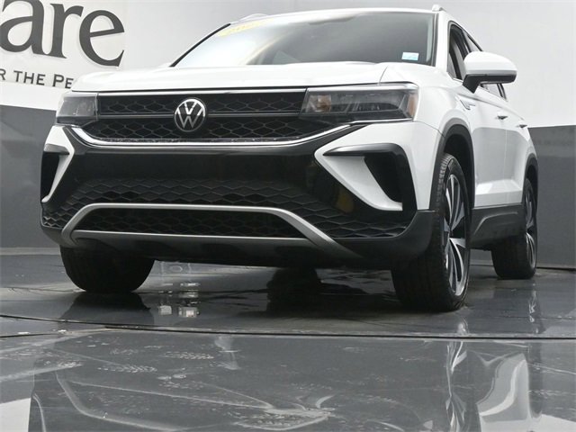 Used 2023 Volkswagen Taos SE w/ Panoramic Sunroof Package image 4
