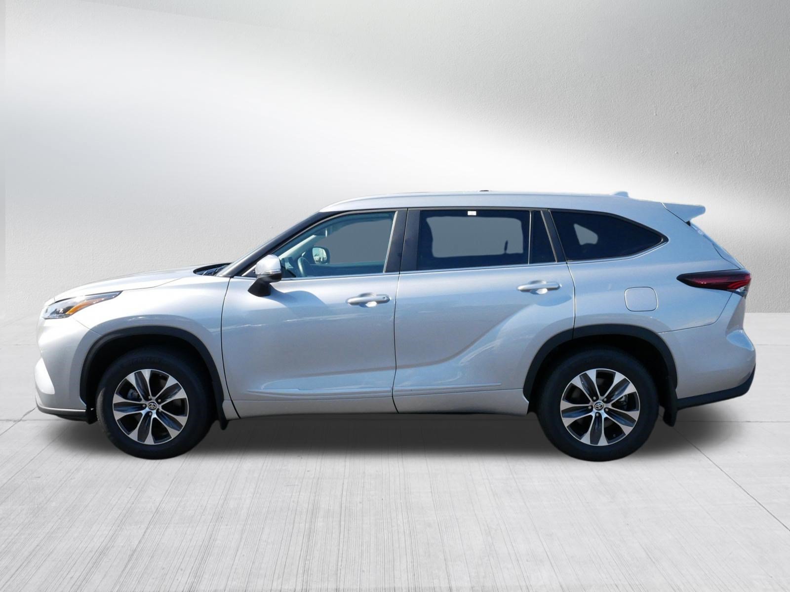 Certified 2025 Toyota Highlander XLE AWD/4WD image 4