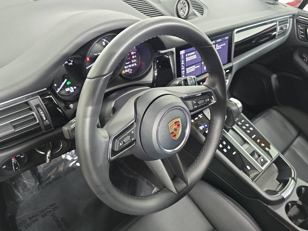 Certified 2026 Porsche Macan AWD/4WD image 4