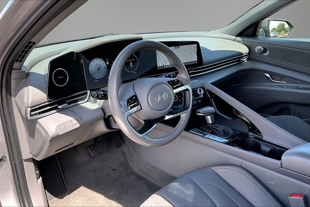 Used 2025 Hyundai Elantra SEL FWD image 17