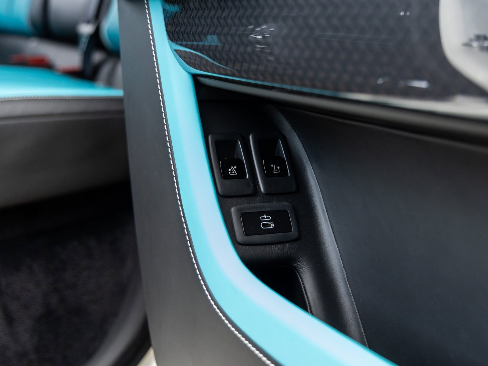 New 2026 Rolls-Royce Cullinan Black Badge image 42