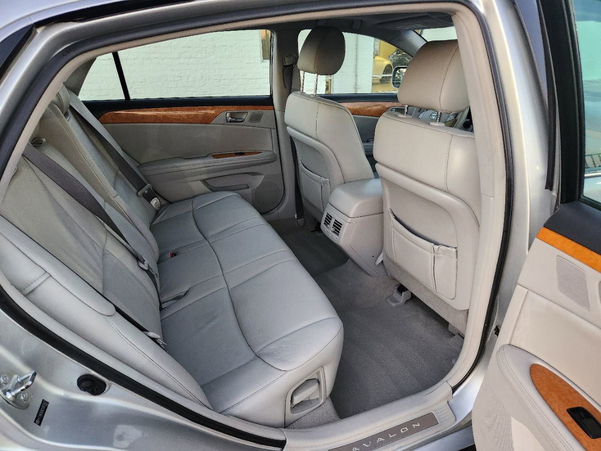 Used 2005 Toyota Avalon XLS image 12
