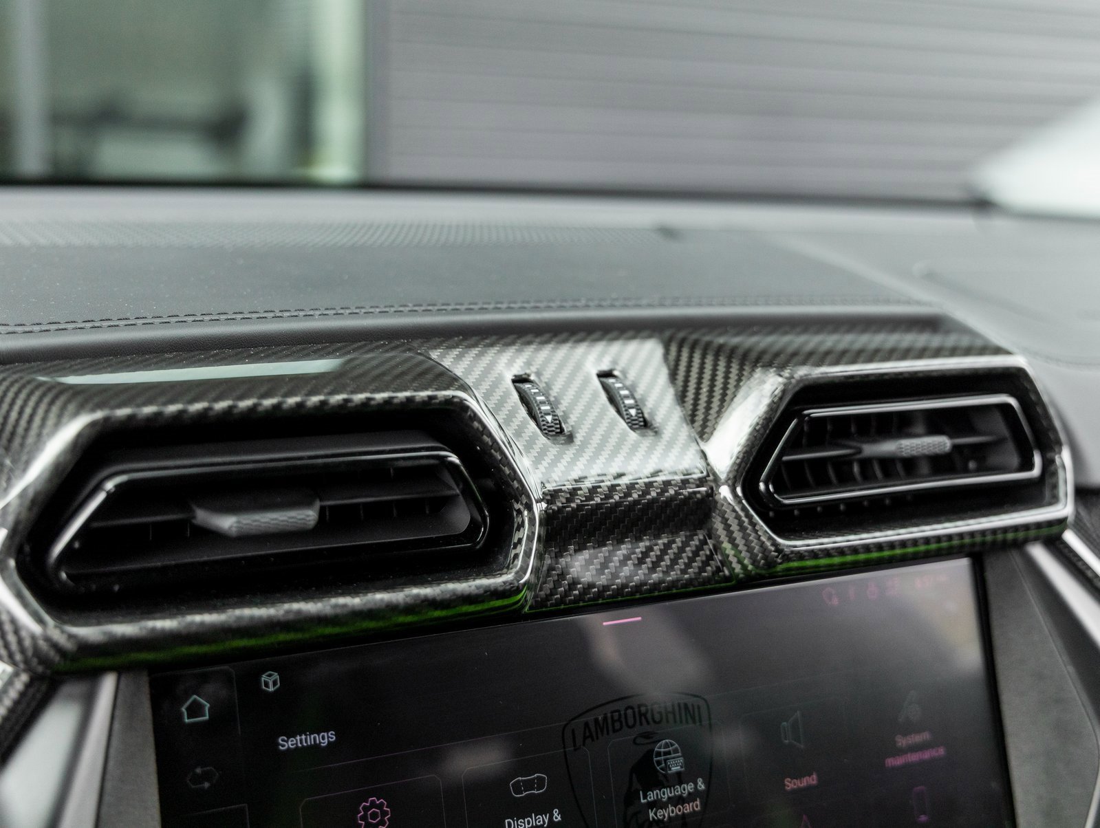 Used 2025 Lamborghini Urus SE image 32