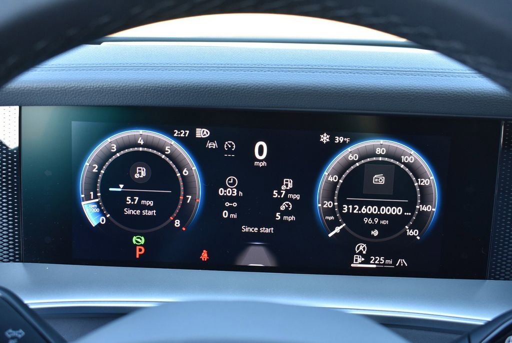 Used 2025 Volkswagen Tiguan SE R-Line image 17