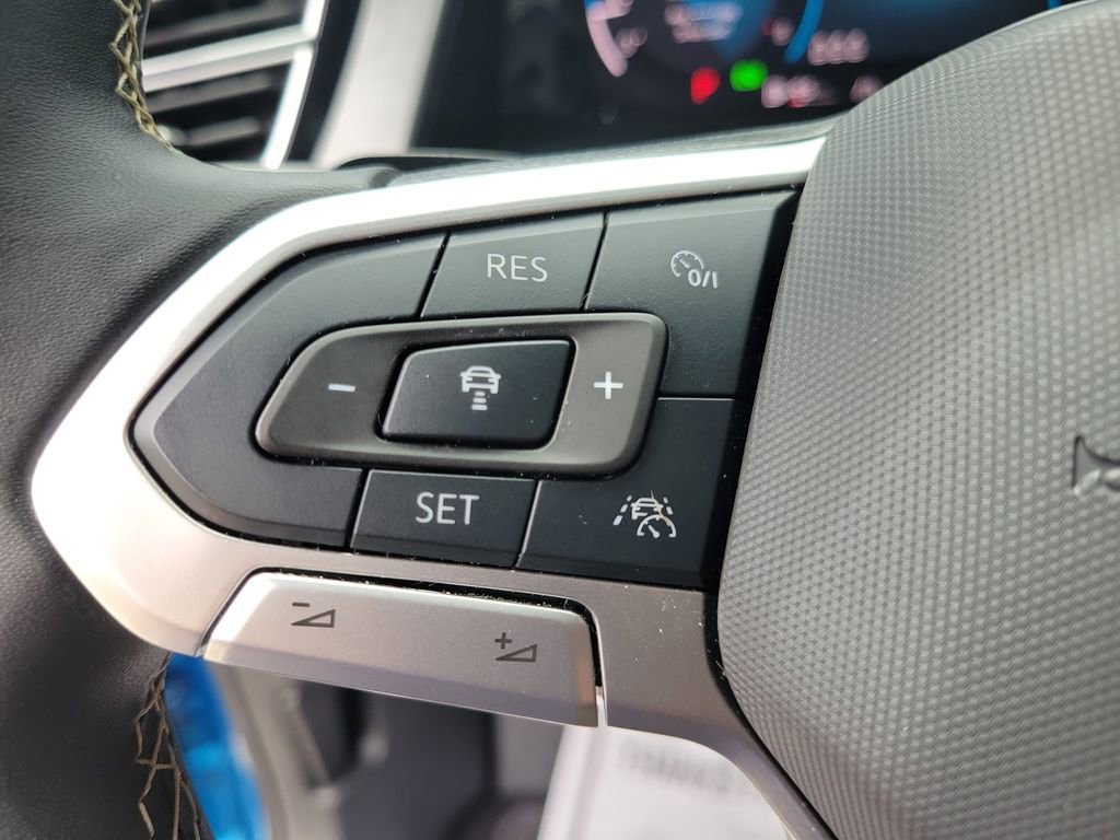 Used 2024 Volkswagen Atlas Cross Sport SE w/ Panoramic Sunroof Package FWD image 25