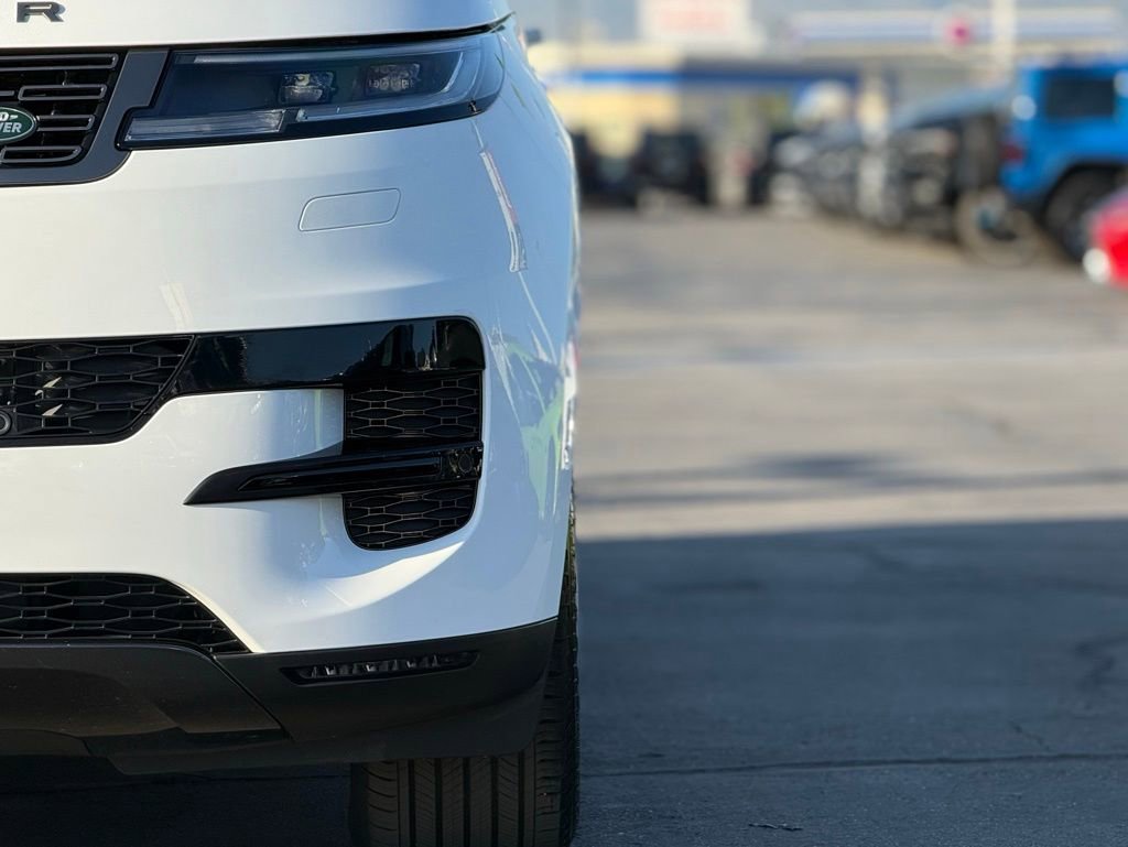 Used 2024 Land Rover Range Rover Sport SE image 4