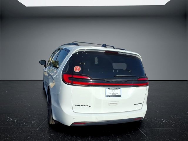 Used 2025 Chrysler Pacifica Limited FWD image 8