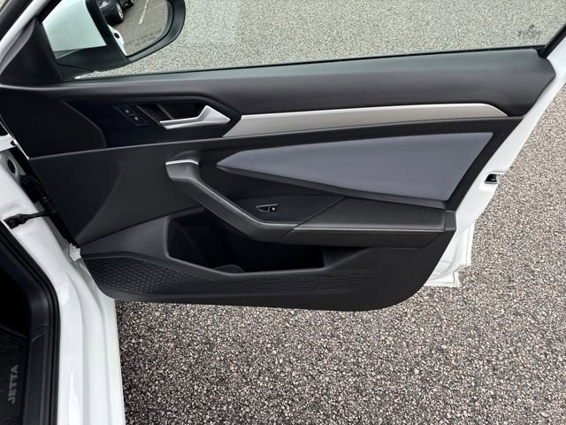 Certified 2025 Volkswagen Jetta SE w/ Sunroof Package image 35