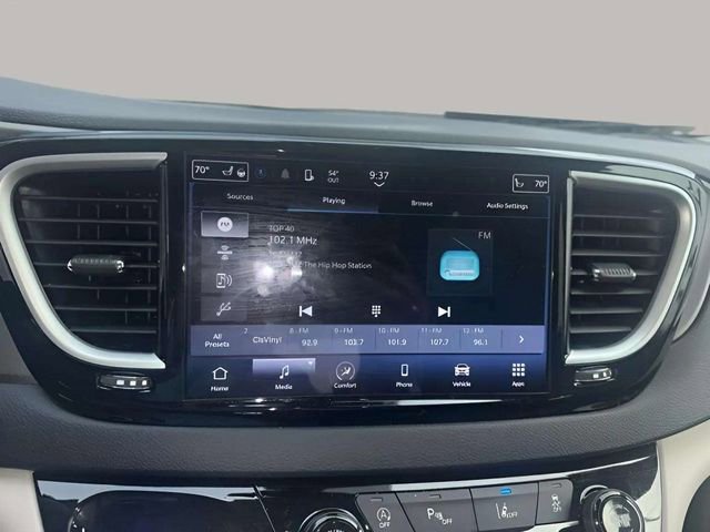 Used 2023 Chrysler Pacifica Touring-L image 11