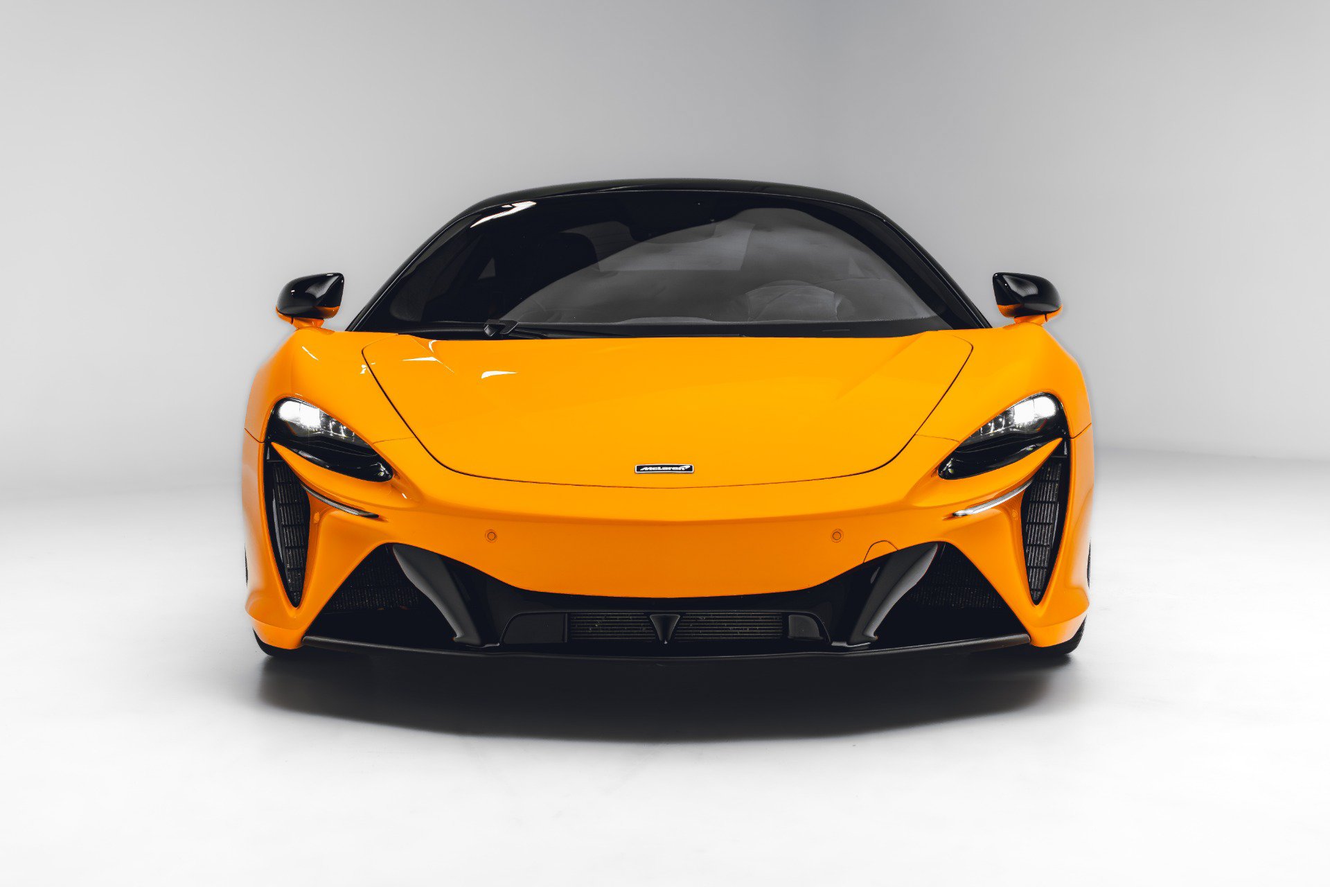 Used 2023 McLaren Artura RWD image 6