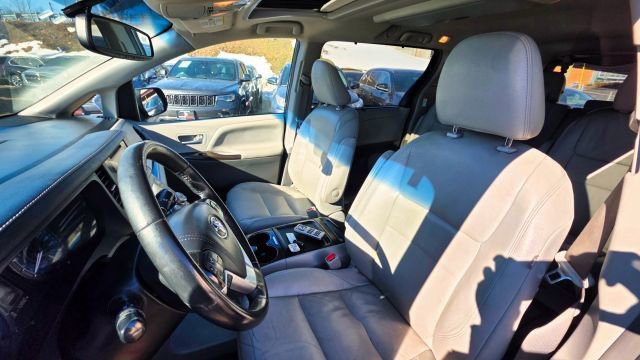 Used 2017 Toyota Sienna XLE Premium w/ Cargo Management Package image 13