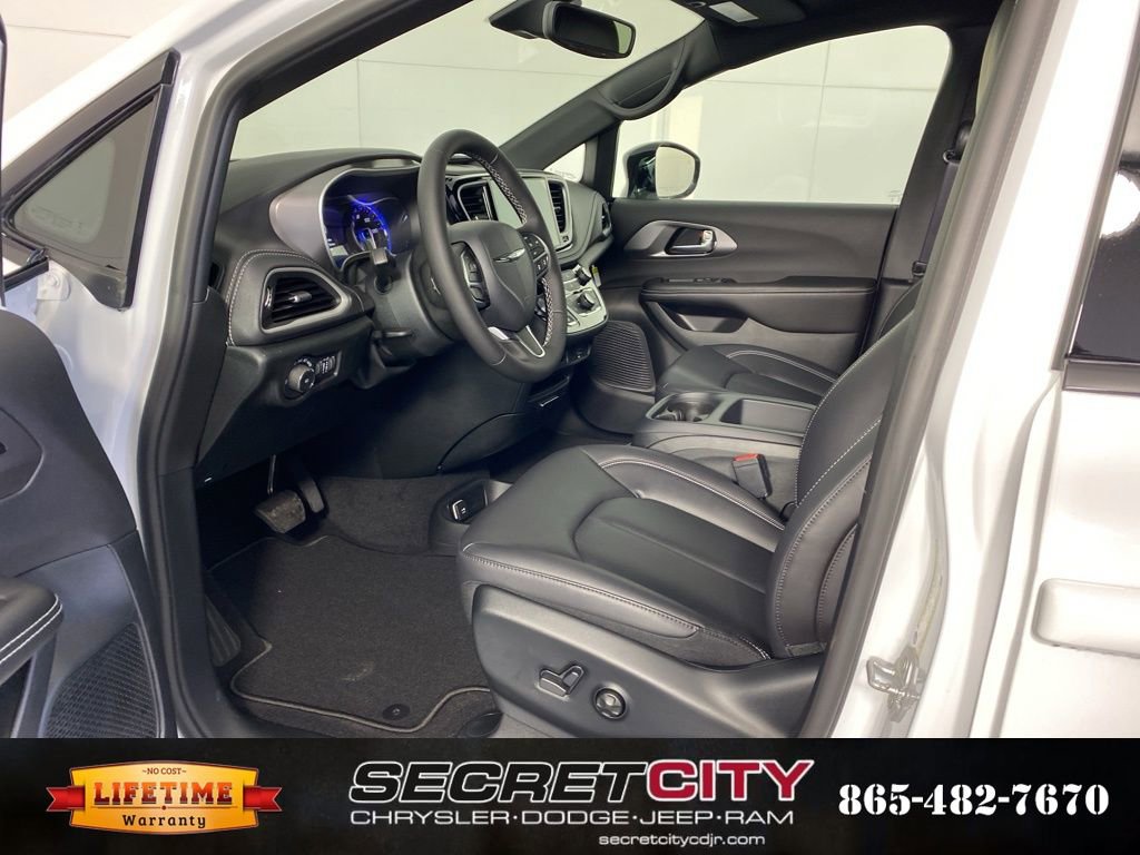 New 2026 Chrysler Pacifica Select image 11