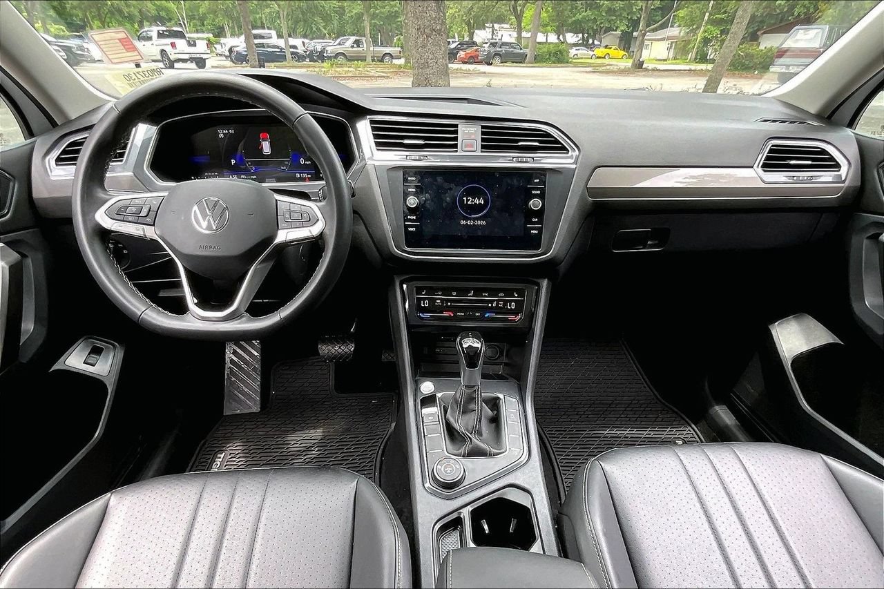 Used 2024 Volkswagen Tiguan SE w/ Panoramic Sunroof Package AWD/4WD image 7