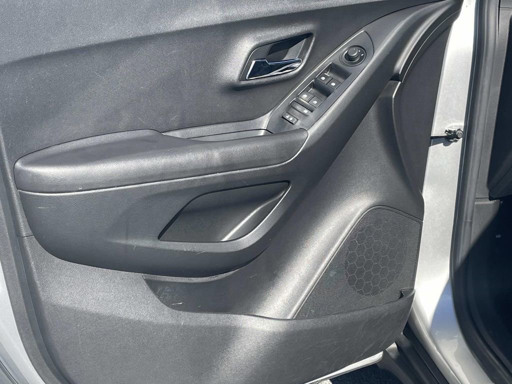 Used 2019 Chevrolet Trax LT w/ LT Convenience Package image 14