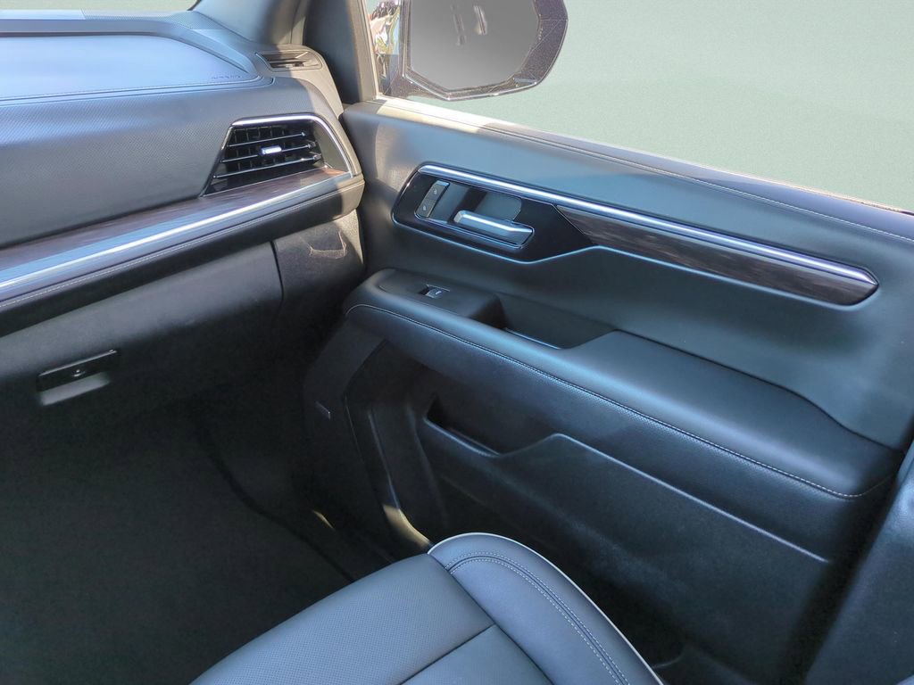 Used 2025 Chevrolet Suburban Premier image 13