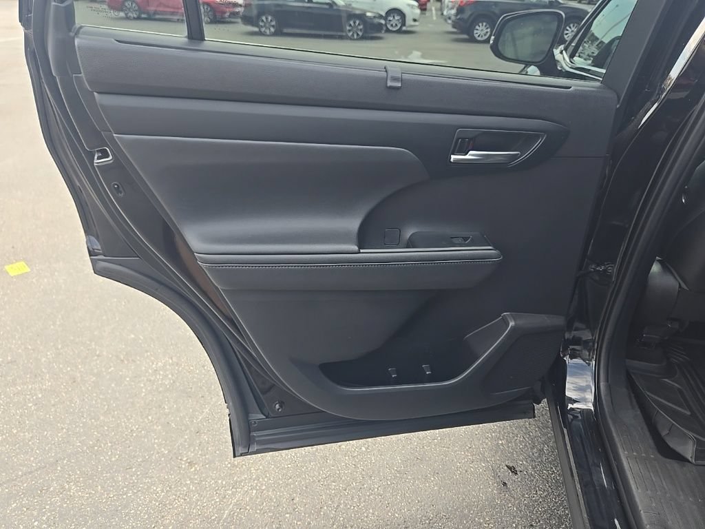 Used 2021 Toyota Highlander XLE AWD/4WD image 27