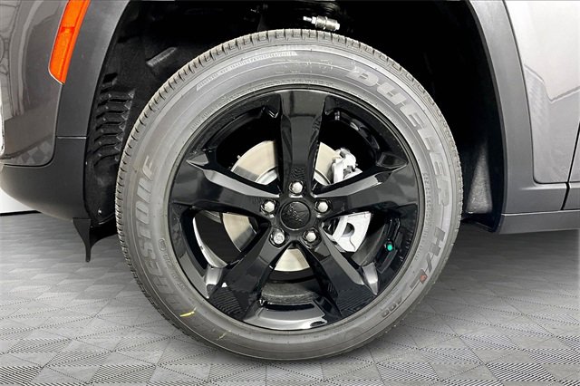New 2025 Jeep Grand Cherokee Altitude image 13