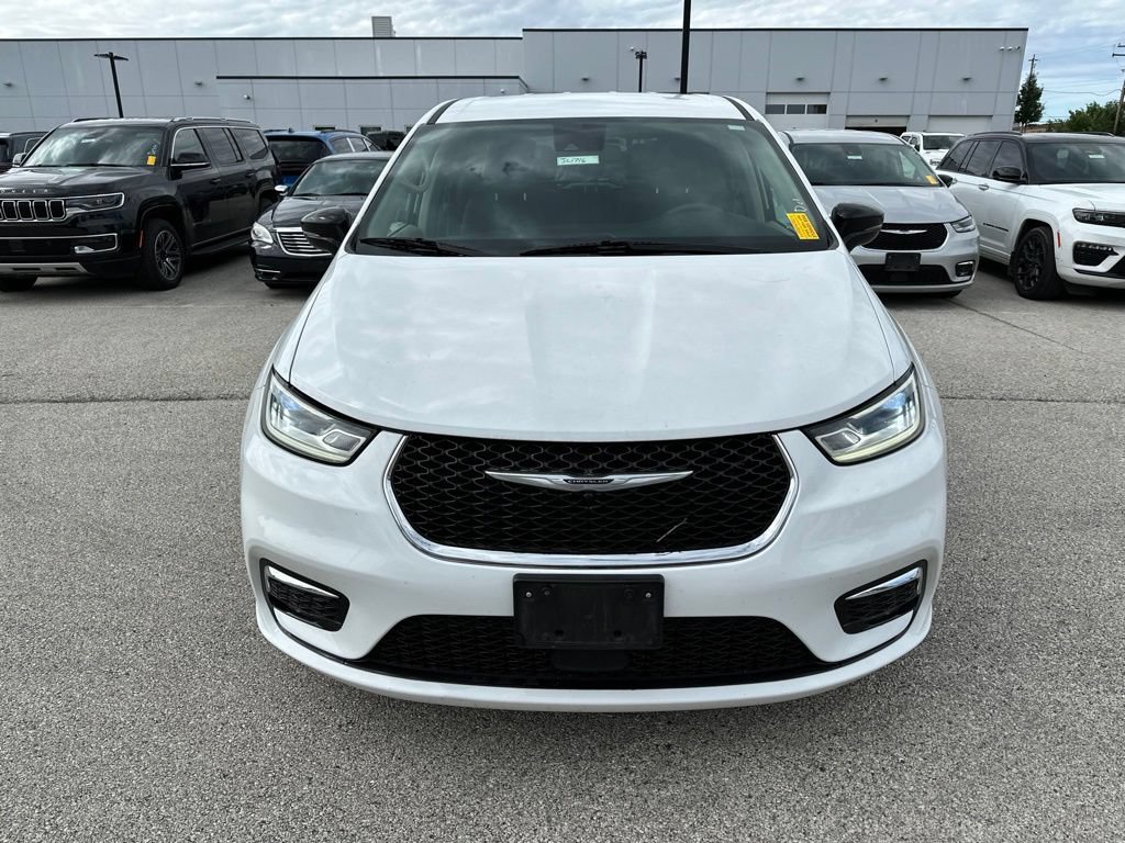 Used 2024 Chrysler Pacifica Limited FWD image 3