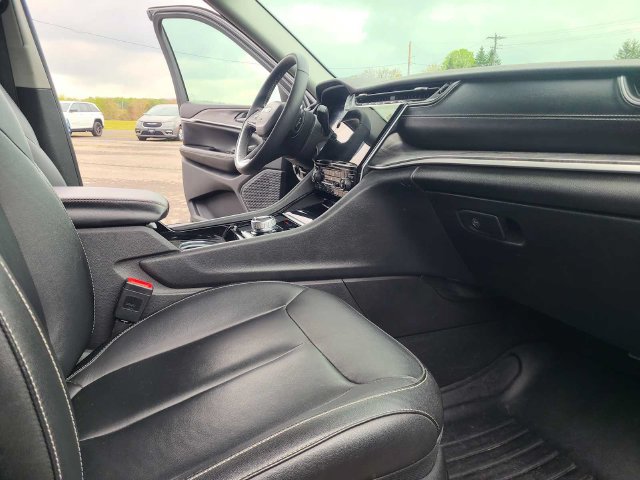 Used 2023 Jeep Grand Cherokee L Limited AWD/4WD image 16