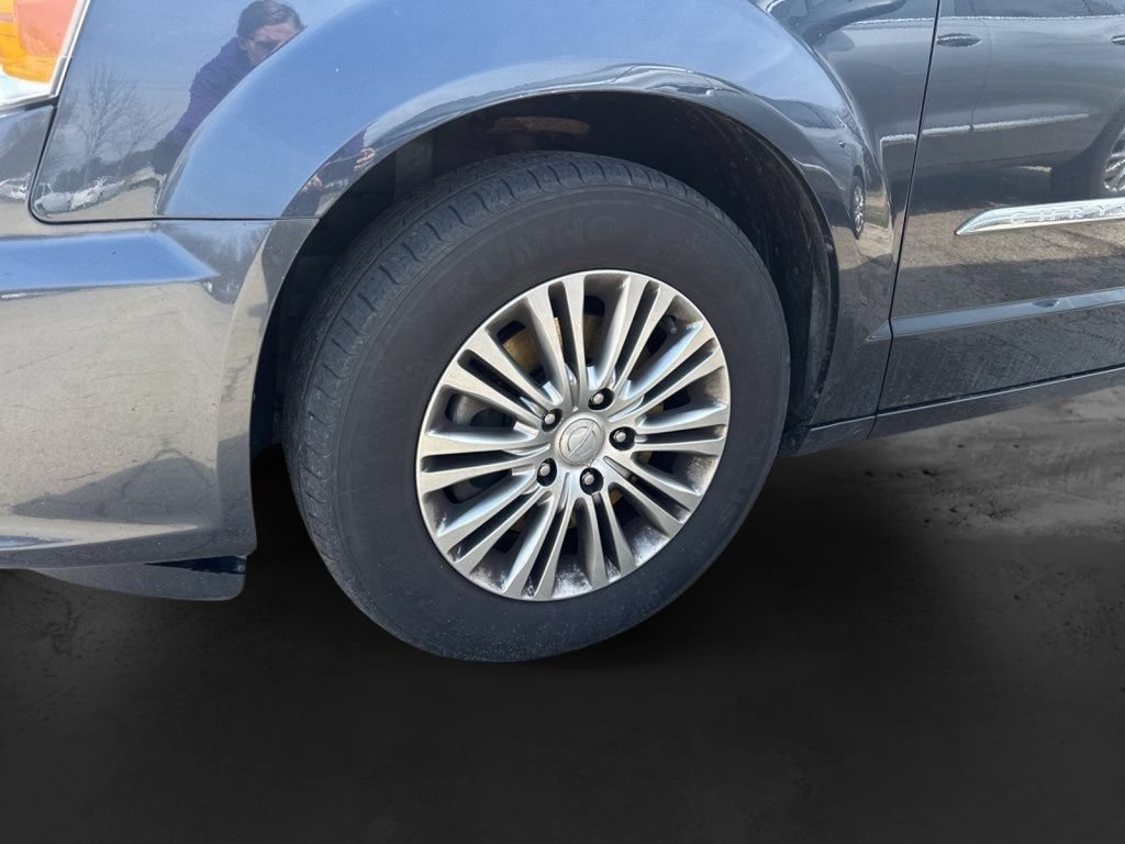 Used 2014 Chrysler Town & Country Touring-L w/ Driver Convenience Group FWD image 18