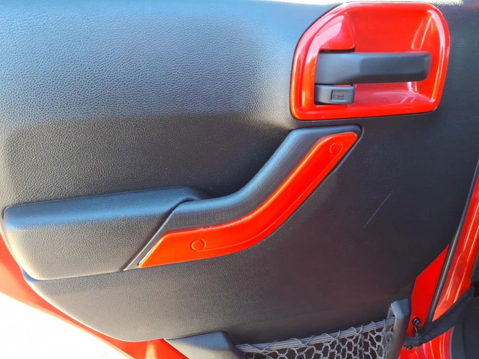 Used 2016 Jeep Wrangler Unlimited Sahara w/ Connectivity Group image 18