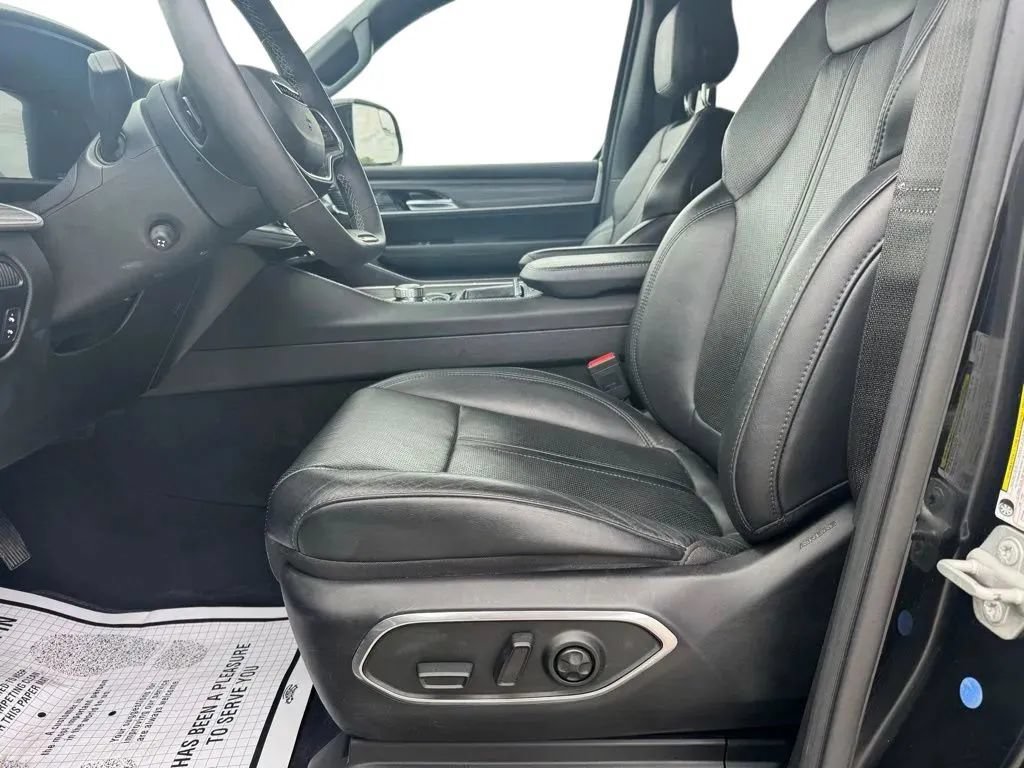 Used 2023 Jeep Wagoneer Series II AWD/4WD image 9