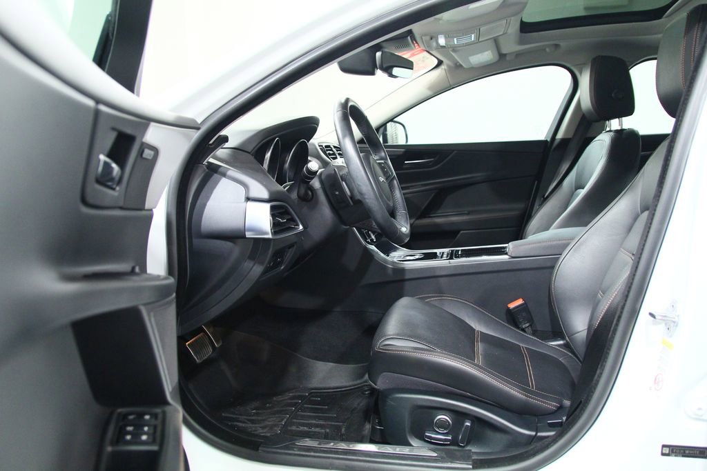 Used 2019 Jaguar XE Prestige image 4