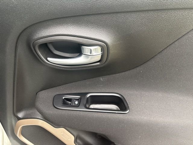 Used 2017 Jeep Renegade Latitude image 32