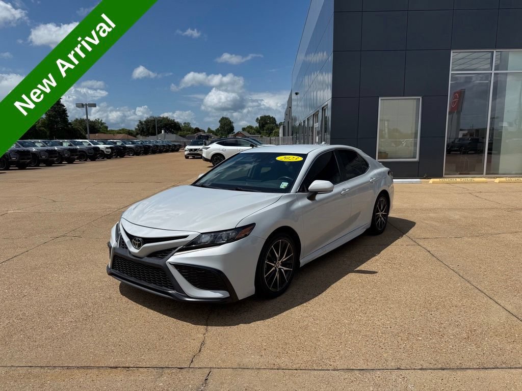 Used 2023 Toyota Camry SE FWD image 1