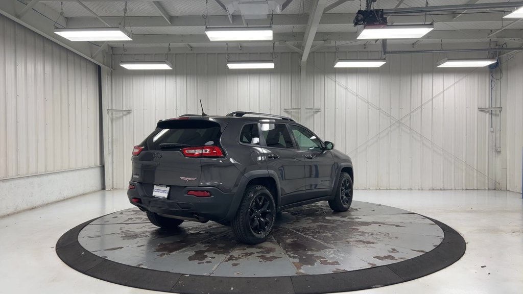 Used 2018 Jeep Cherokee Trailhawk w/ Cold Weather Group AWD/4WD image 8