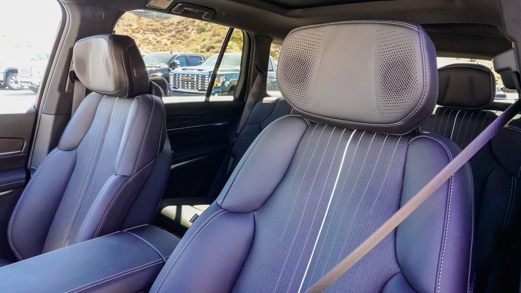 New 2027 Cadillac Vistiq Luxury w/ LPO, Floor Liner Package AWD/4WD image 11