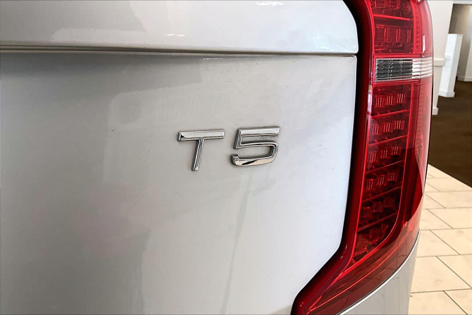 Used 2022 Volvo XC90 T5 Momentum w/ Climate Package FWD image 9