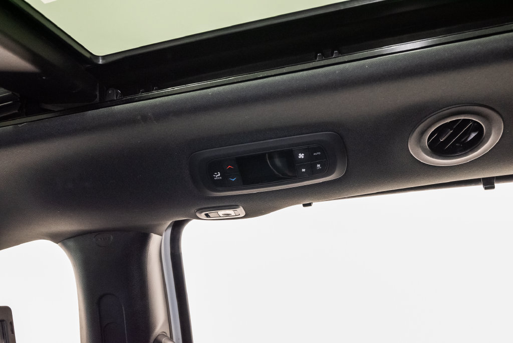Used 2022 Chrysler Pacifica Limited w/ Uconnect Theater Family Group FWD image 36