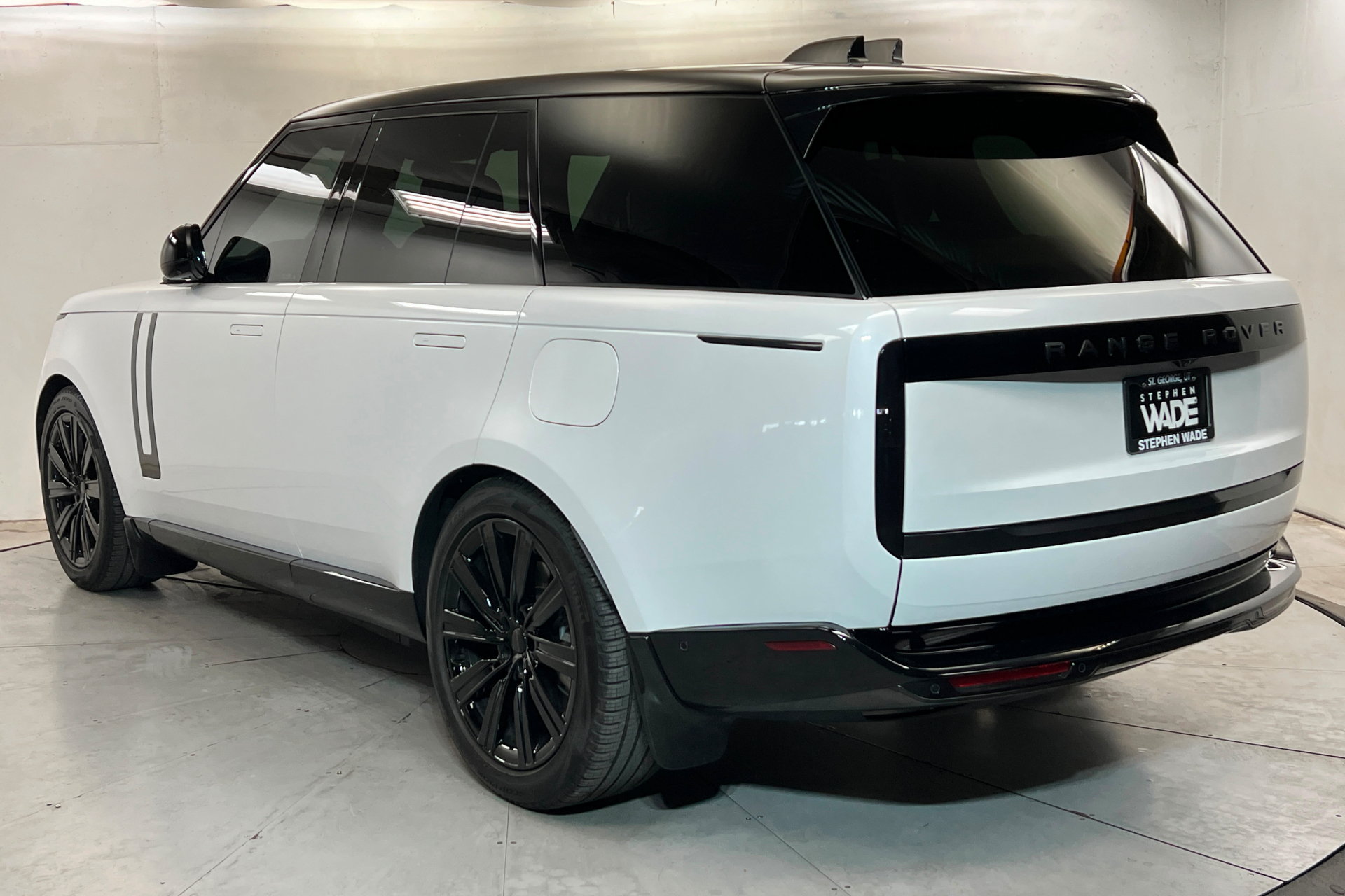 Used 2026 Land Rover Range Rover SE AWD/4WD image 3
