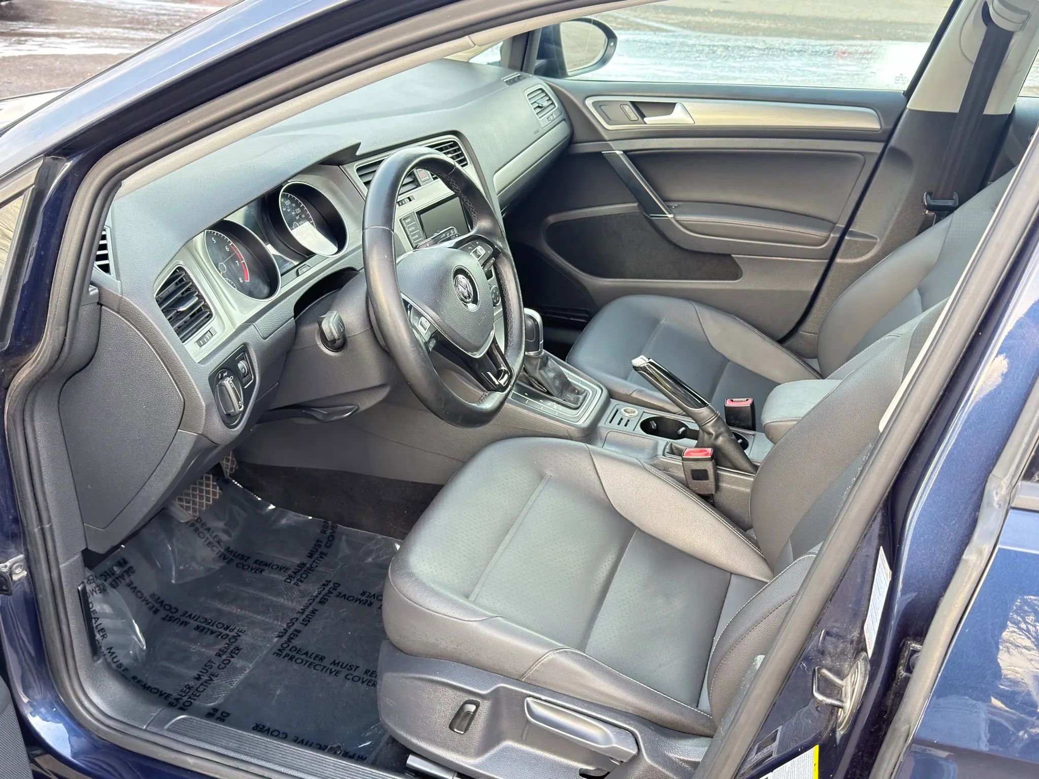 Used 2015 Volkswagen Golf S image 11