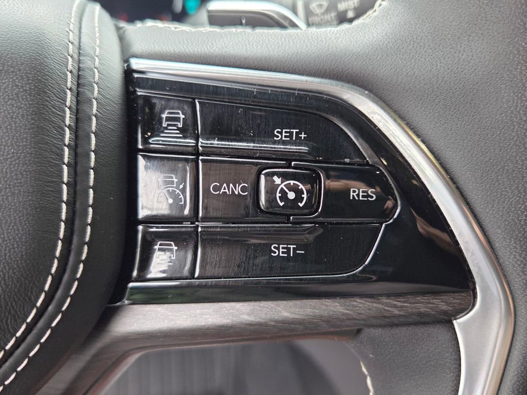 Used 2023 Jeep Grand Cherokee Overland AWD/4WD image 23