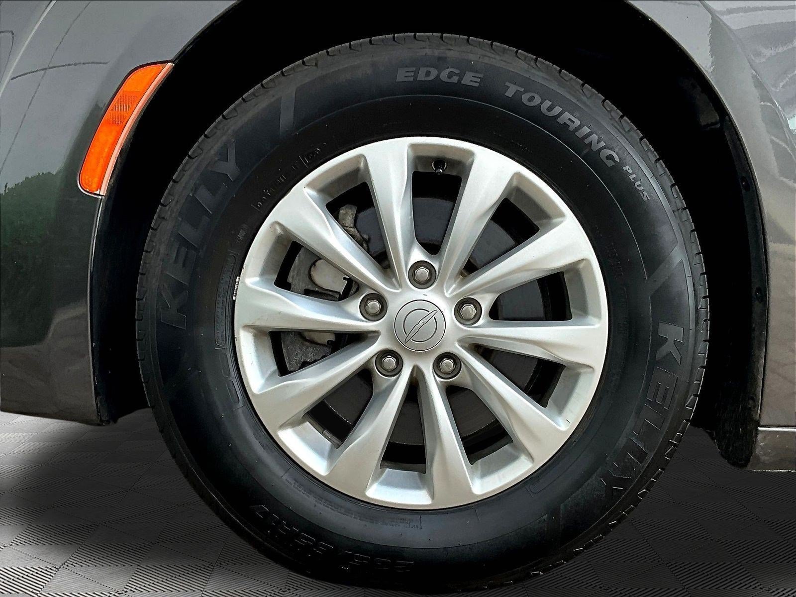 Used 2018 Chrysler Pacifica Touring-L Plus FWD image 33