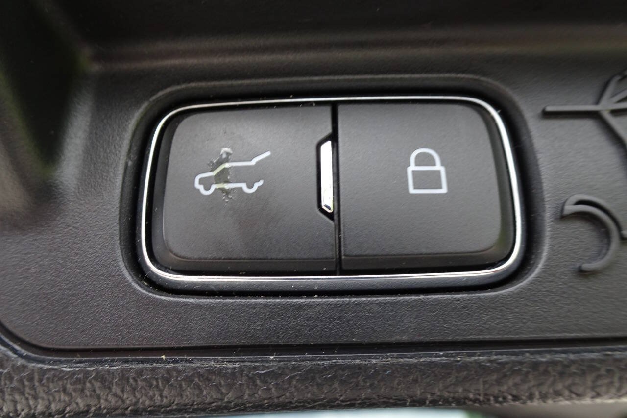 Used 2020 Ford Explorer XLT w/ Equipment Group 202A AWD/4WD image 10