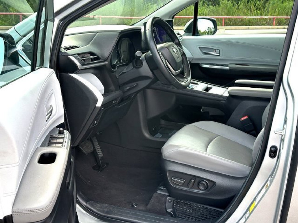 Certified 2025 Toyota Sienna XLE FWD image 10
