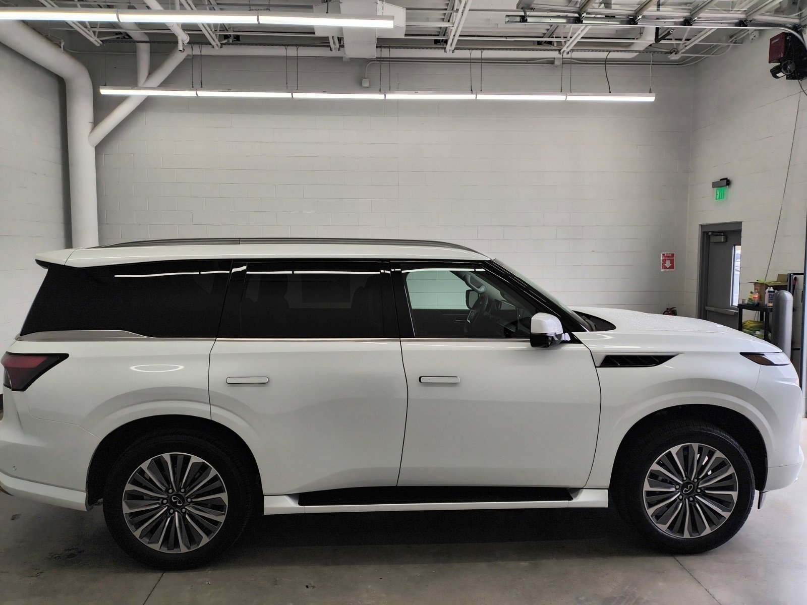 New 2025 INFINITI QX80 Luxe image 6