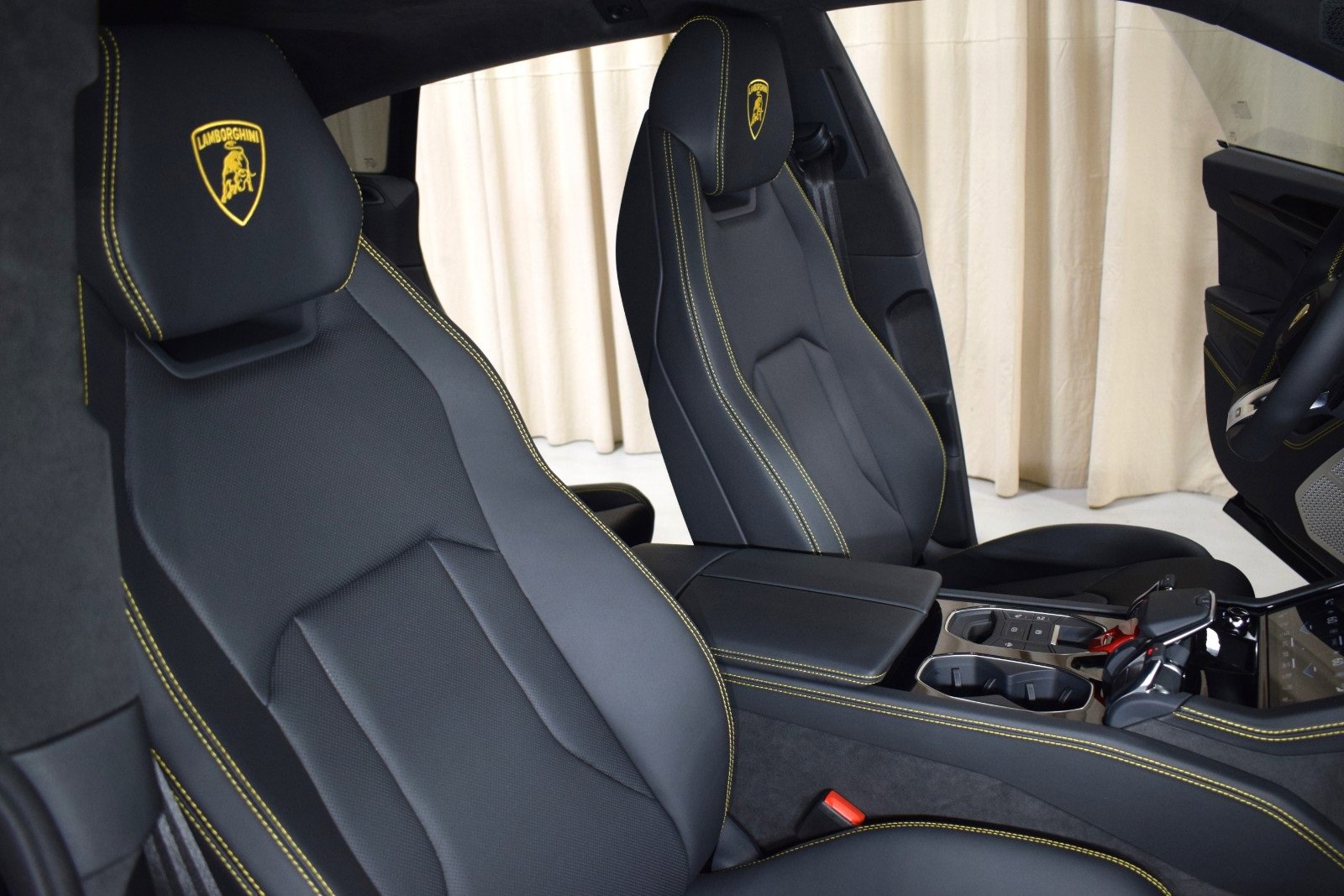 Used 2025 Lamborghini Urus SE image 22