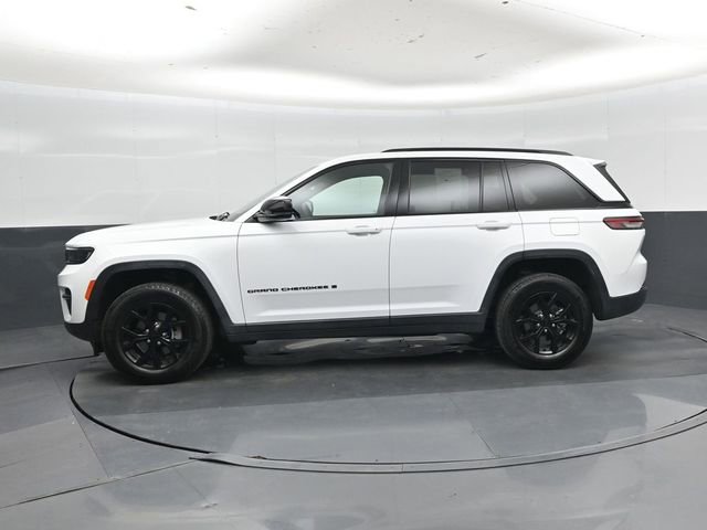 Used 2025 Jeep Grand Cherokee Altitude AWD/4WD image 7