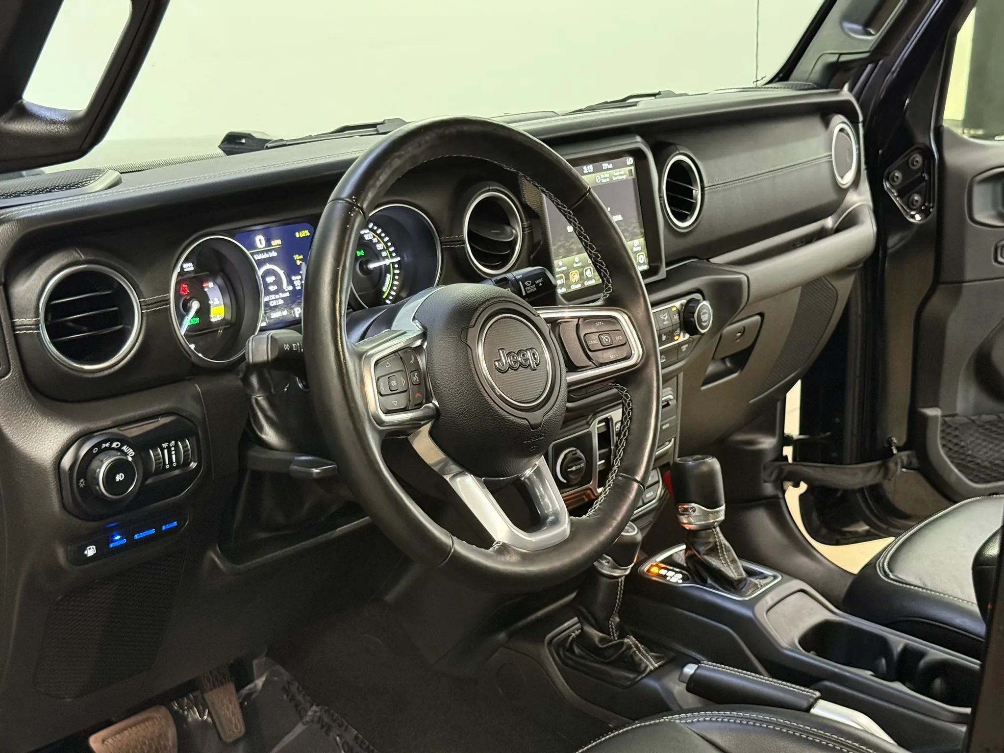 Used 2022 Jeep Wrangler Unlimited Sahara w/ Cold Weather Group AWD/4WD image 19