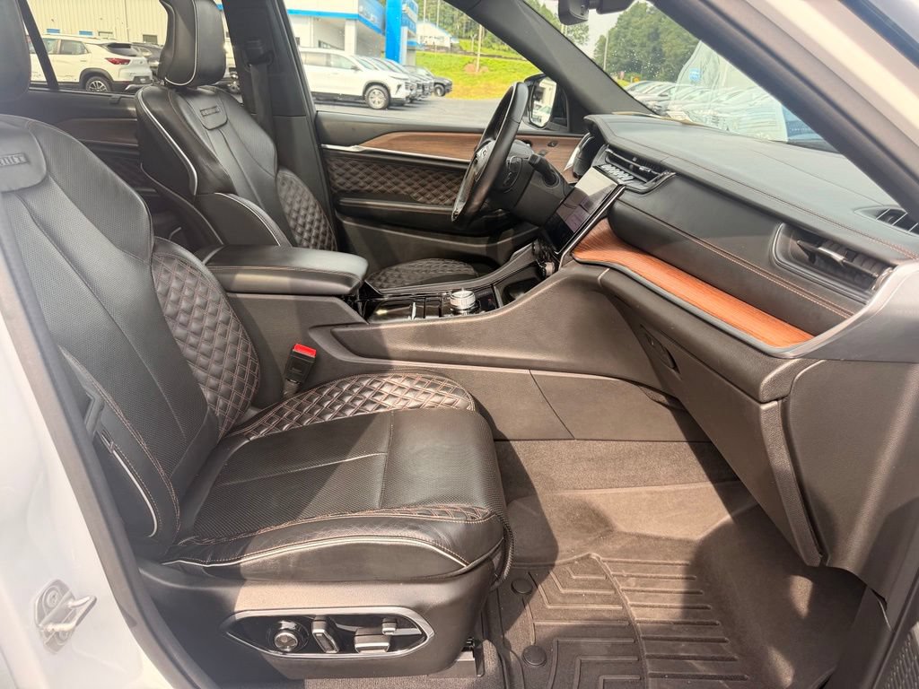 Used 2022 Jeep Grand Cherokee Summit w/ Luxury Tech Group V AWD/4WD image 40