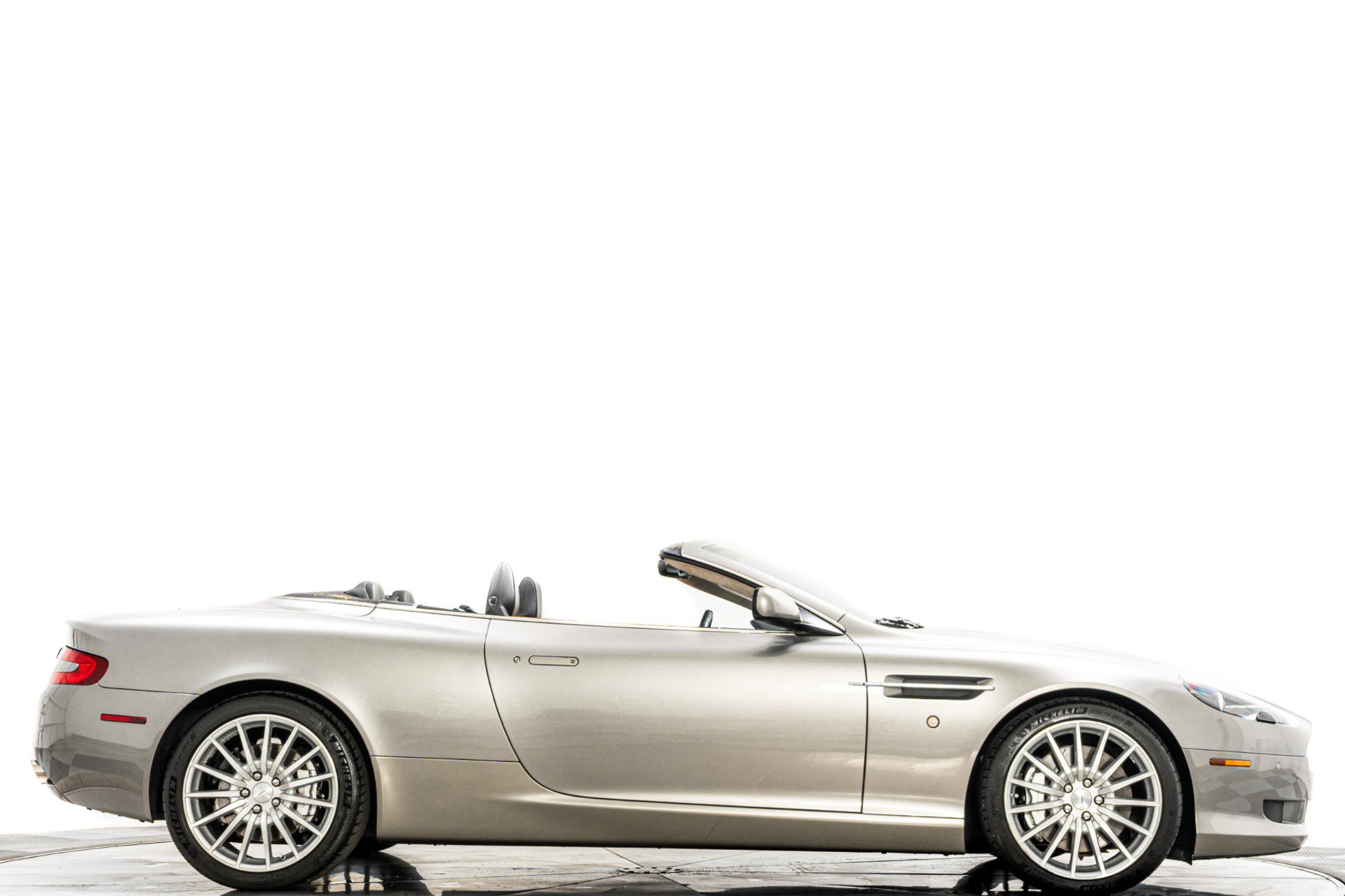 Used 2008 Aston Martin DB9 Volante RWD image 2