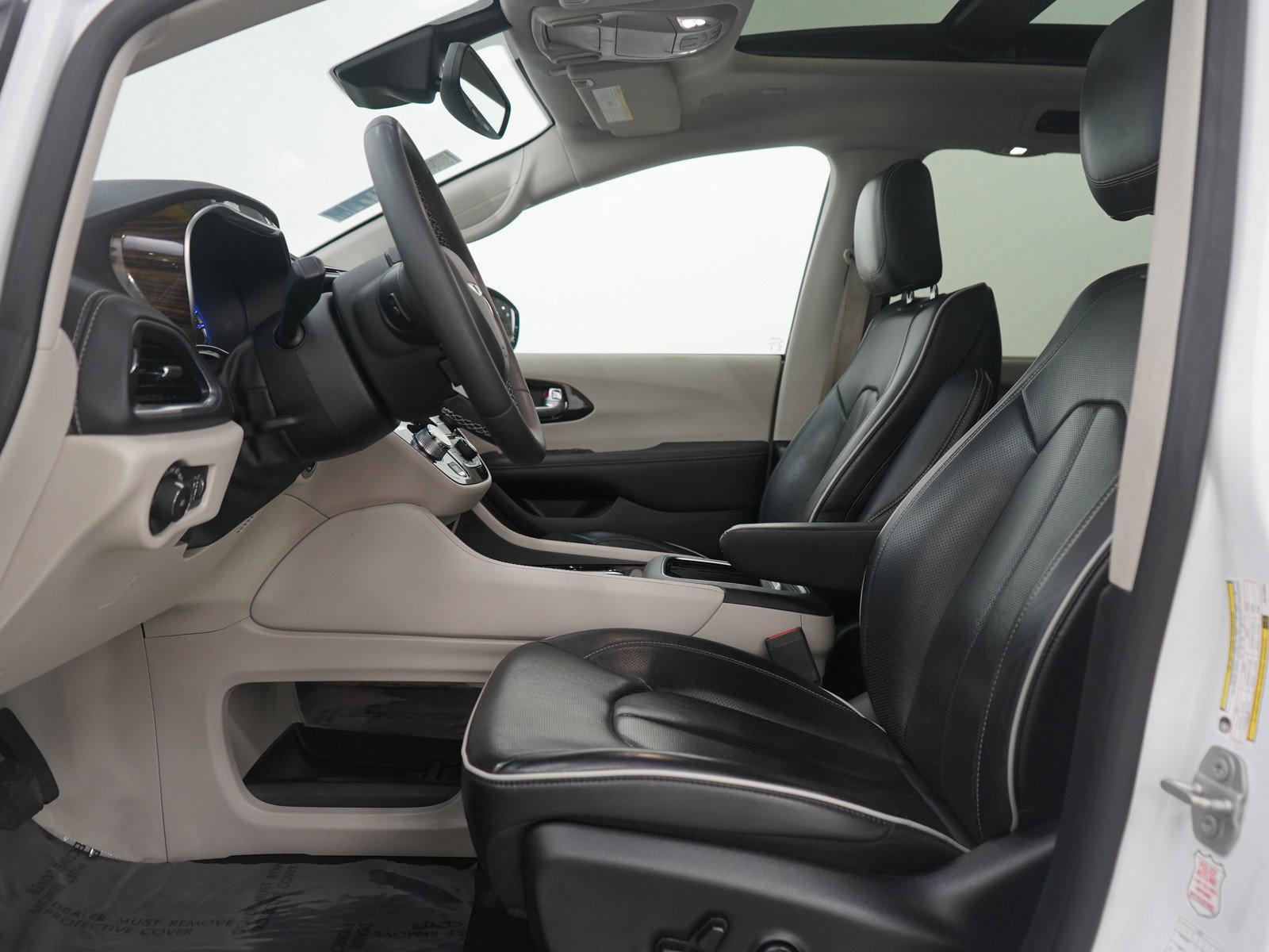 Used 2024 Chrysler Pacifica Limited image 24