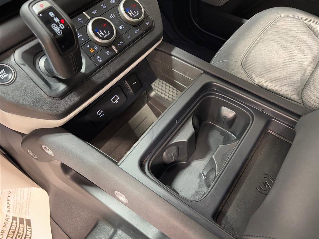 Used 2023 Land Rover Defender 130 SE image 13