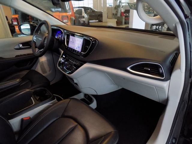 Used 2024 Chrysler Pacifica Touring-L image 23